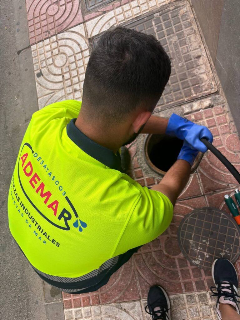 Técnico de Desatascos Ademar inspeccionando una arqueta en Roquetas de Mar